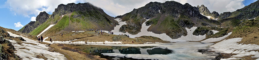 Il laghetto inferiore di Ponteranica ancora ricoperto di neve e ghiaccio in disgelo